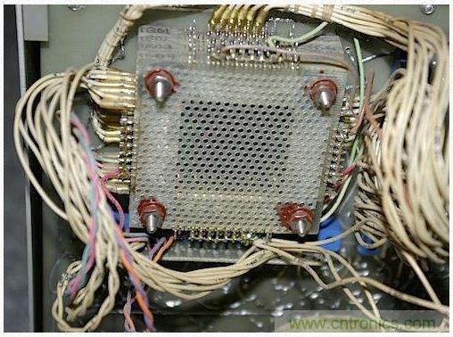 經(jīng)典懷舊拆解！歷史彌留的可編程科學(xué)計(jì)算器 from 1966