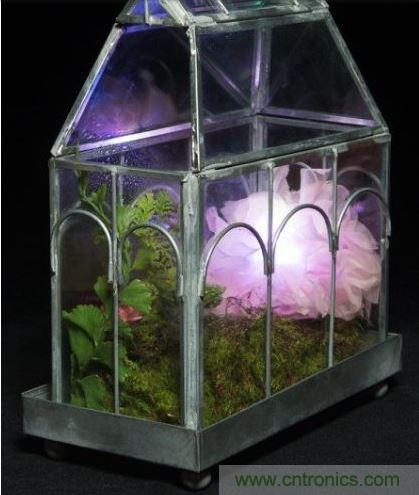 當(dāng)傳感器讀到的數(shù)值低于閾值，則LED會(huì)閃爍紅光